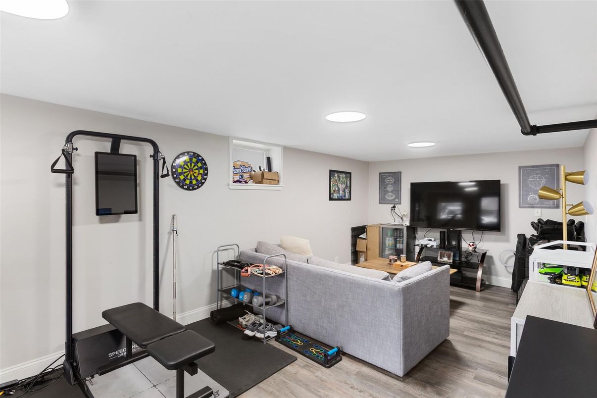 Fitness Equipment, Interior, Living room, Recessed Lighting, Wood Texture Flooring