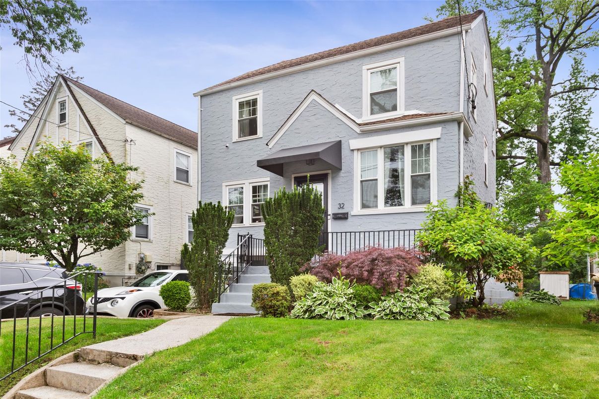 Exterior, Facade, American Foursquare