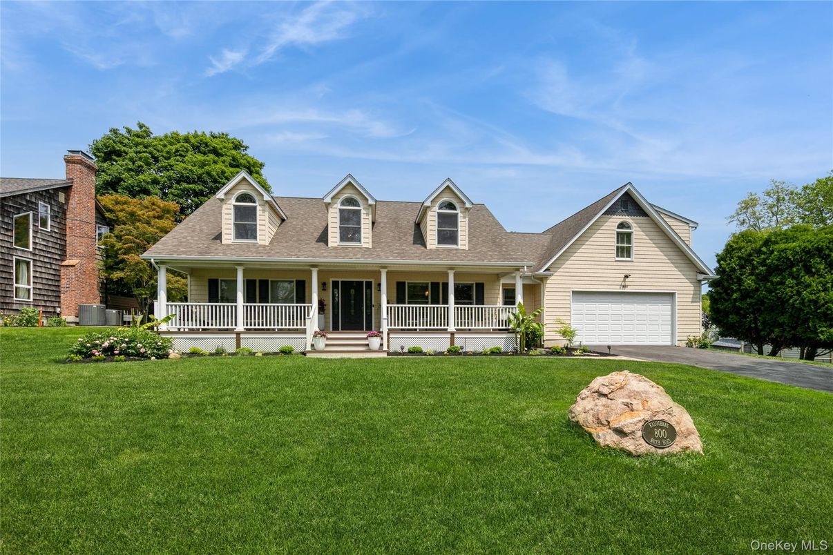 Attached, Exterior, Facade, Cape Cod