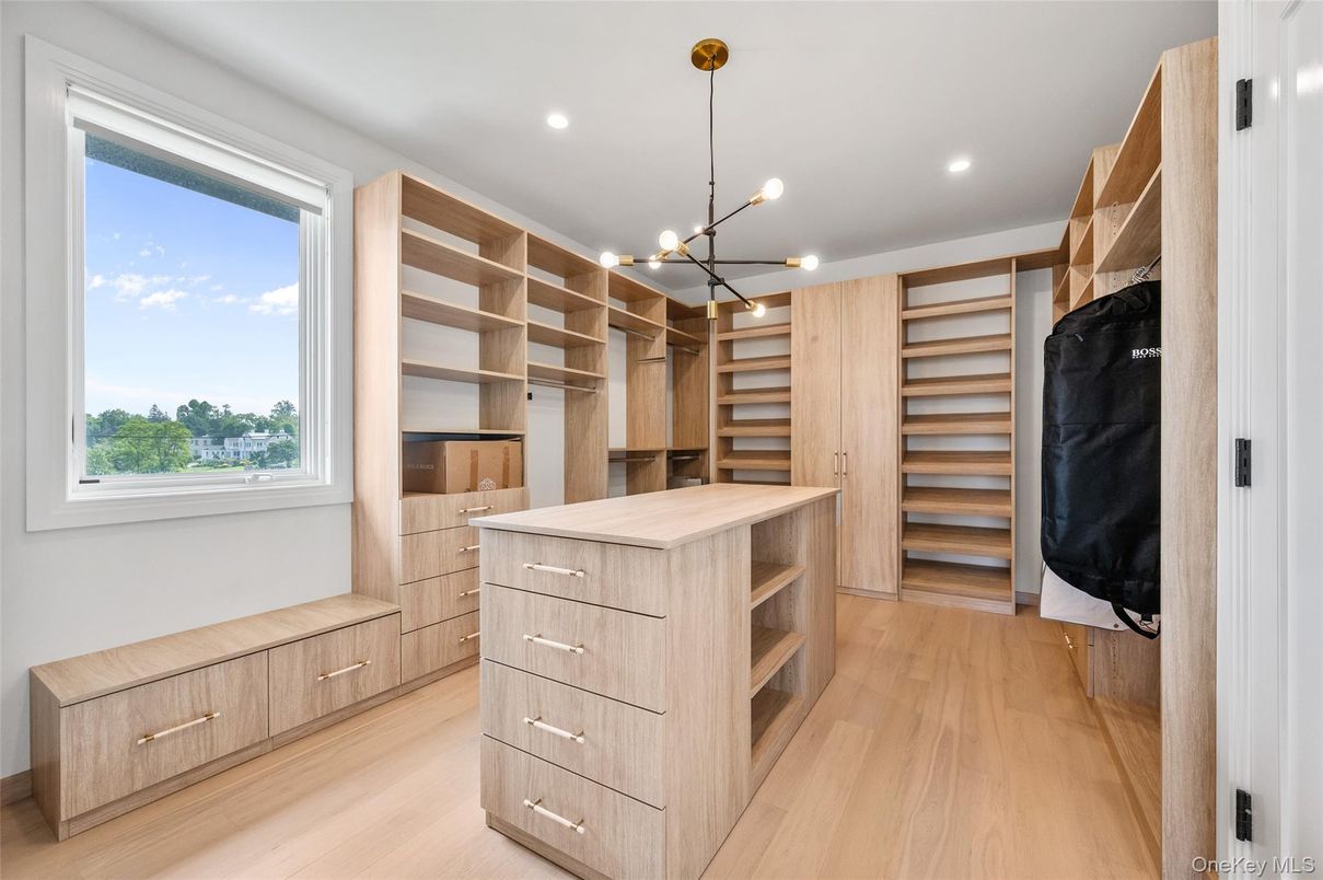 Interior, Pendant Lights, Recessed Lighting, Walk-in Closets, Wood Texture Flooring
