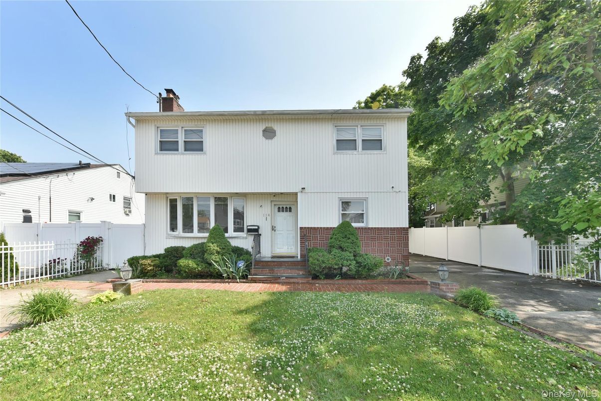 Exterior, Facade, Brick Facade, Split Level