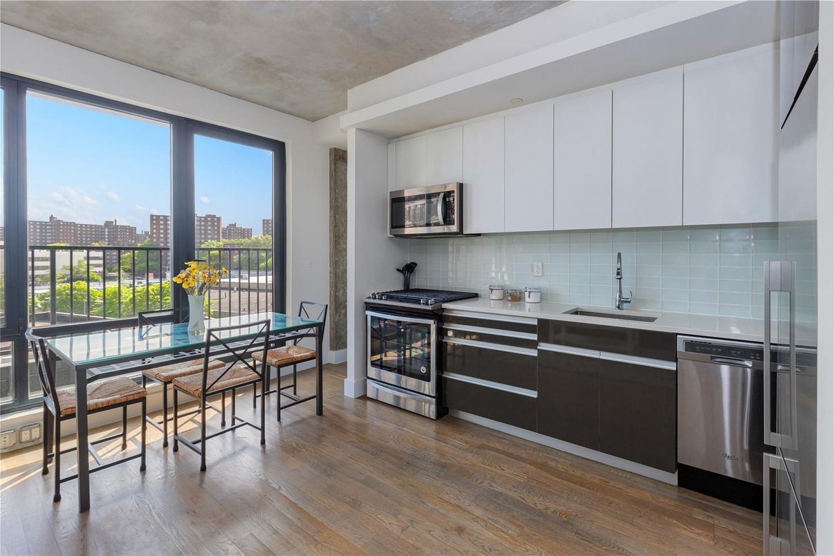 Dining room, Interior, Kitchen, Stainless Steel Appliances, Wood Texture Flooring