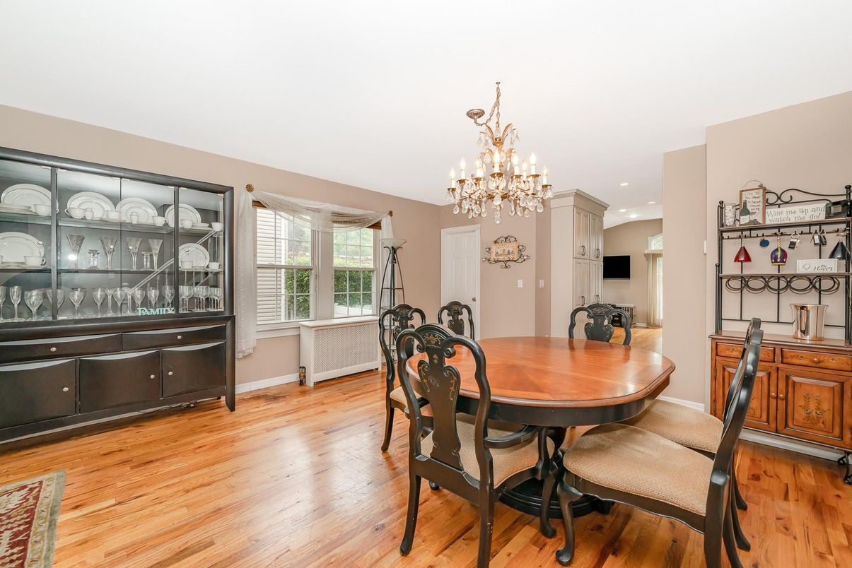 Chandelier, Dining room, Interior, Recessed Lighting, Wood Texture Flooring
