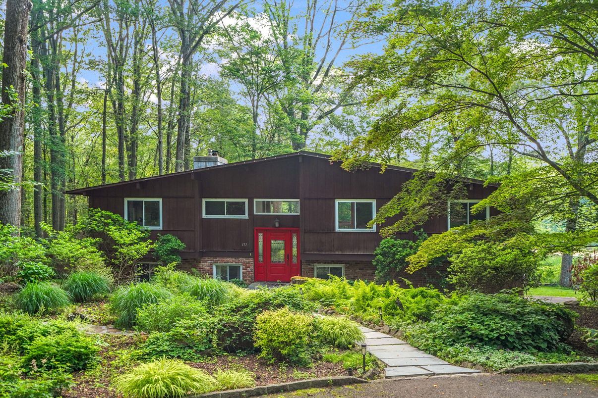 Exterior, Facade, Raised Ranch