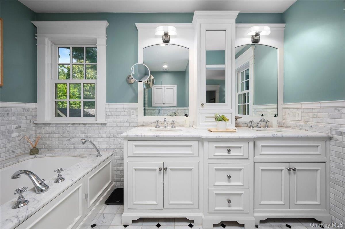 Bathroom, Dual Sink Vanities, Interior