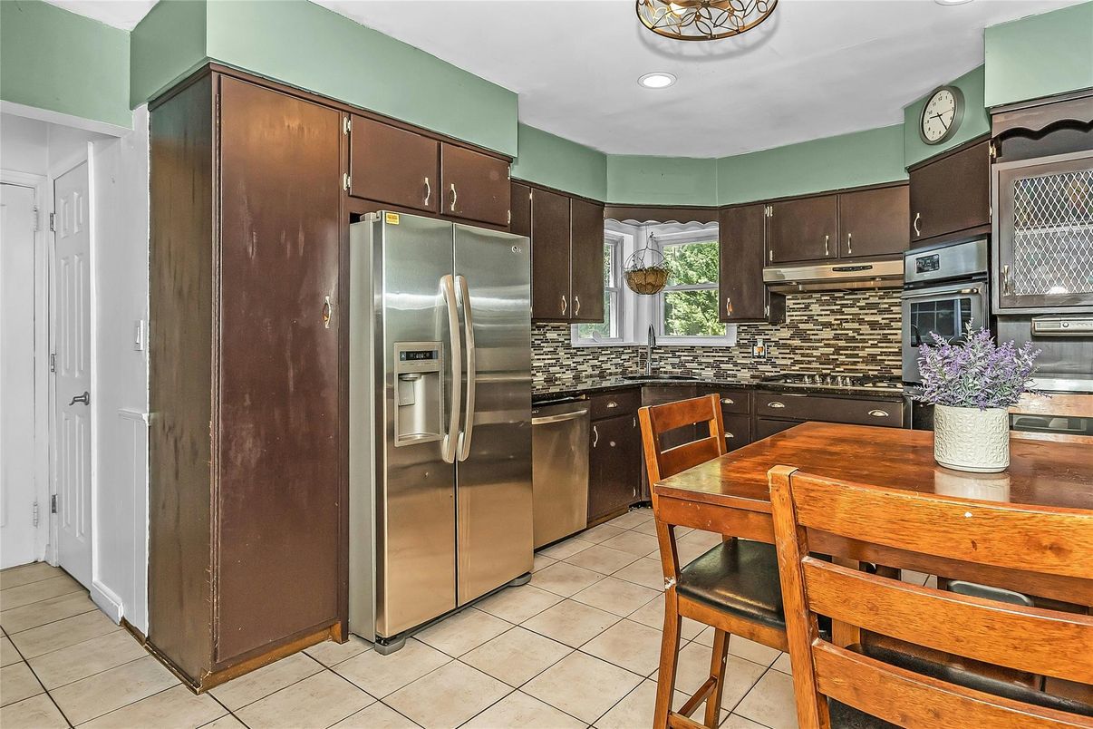 Dining room, Interior, Kitchen, Recessed Lighting, Stainless Steel Appliances