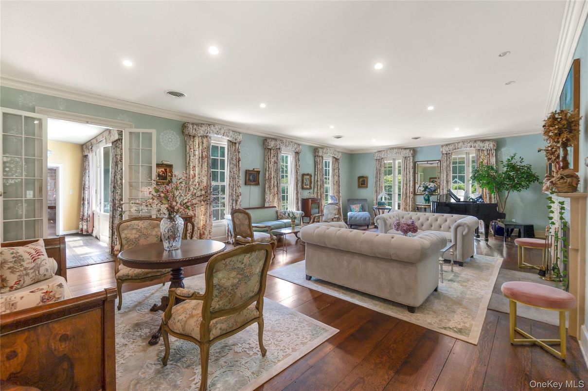 Dining room, Interior, Living room, Piano, Recessed Lighting, Wood Texture Flooring