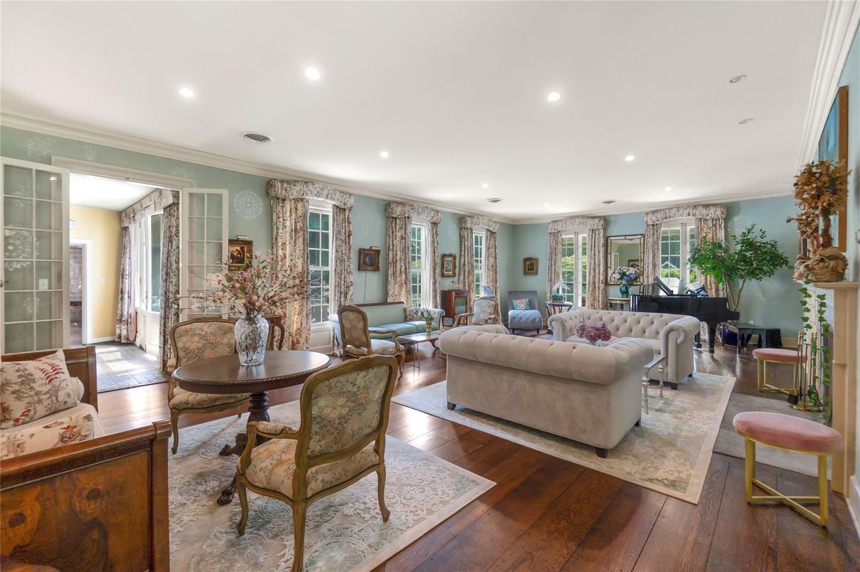 Dining room, Interior, Living room, Piano, Recessed Lighting, Wood Texture Flooring