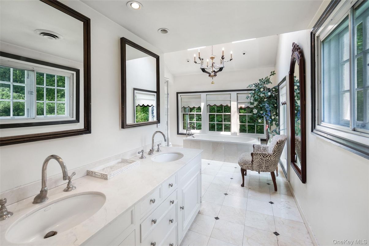 Bathroom, Dual Sink Vanities, Interior, Recessed Lighting