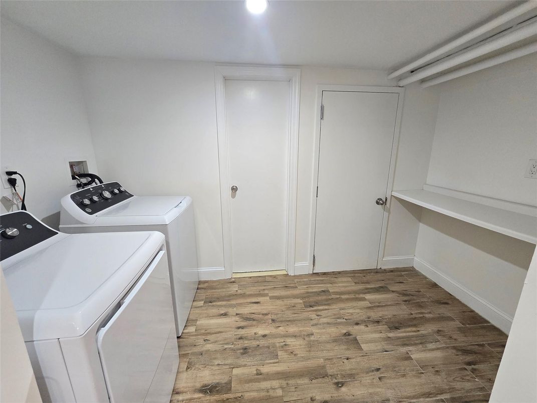 Interior, Recessed Lighting, Washer, Wood Texture Flooring