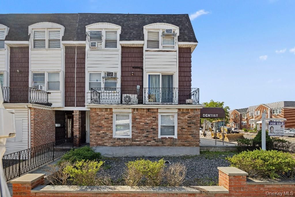 Exterior, Facade, Brick Facade, Rowhouse
