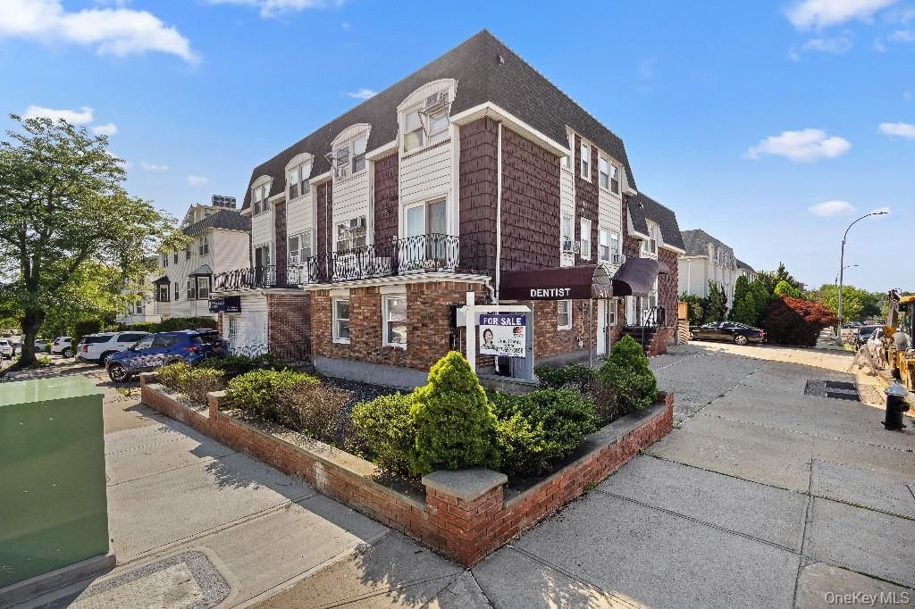 Exterior, Facade, Brick Facade, Rowhouse