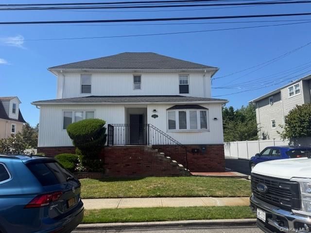 Exterior, Facade, American Foursquare