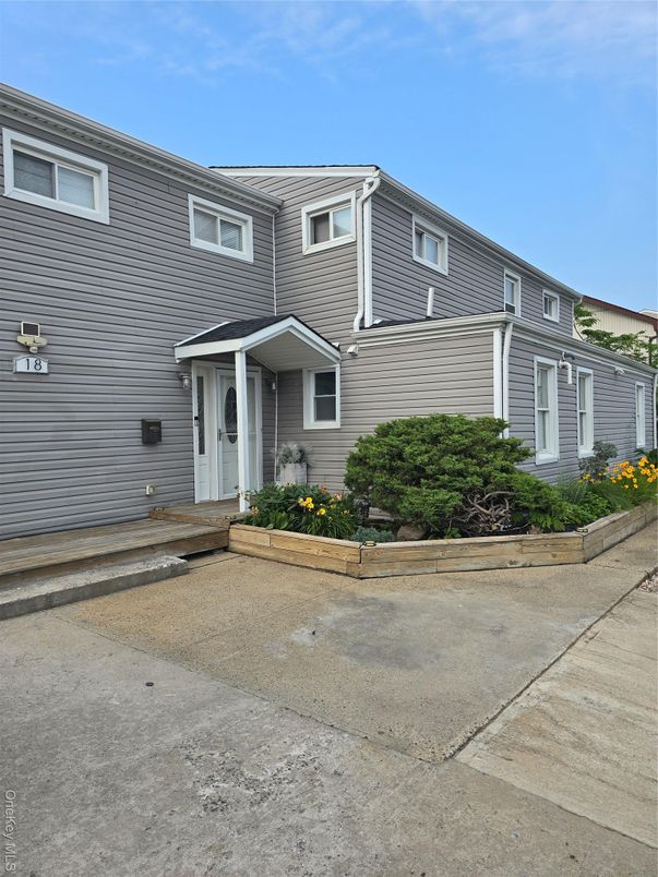 Exterior, Facade, Rowhouse