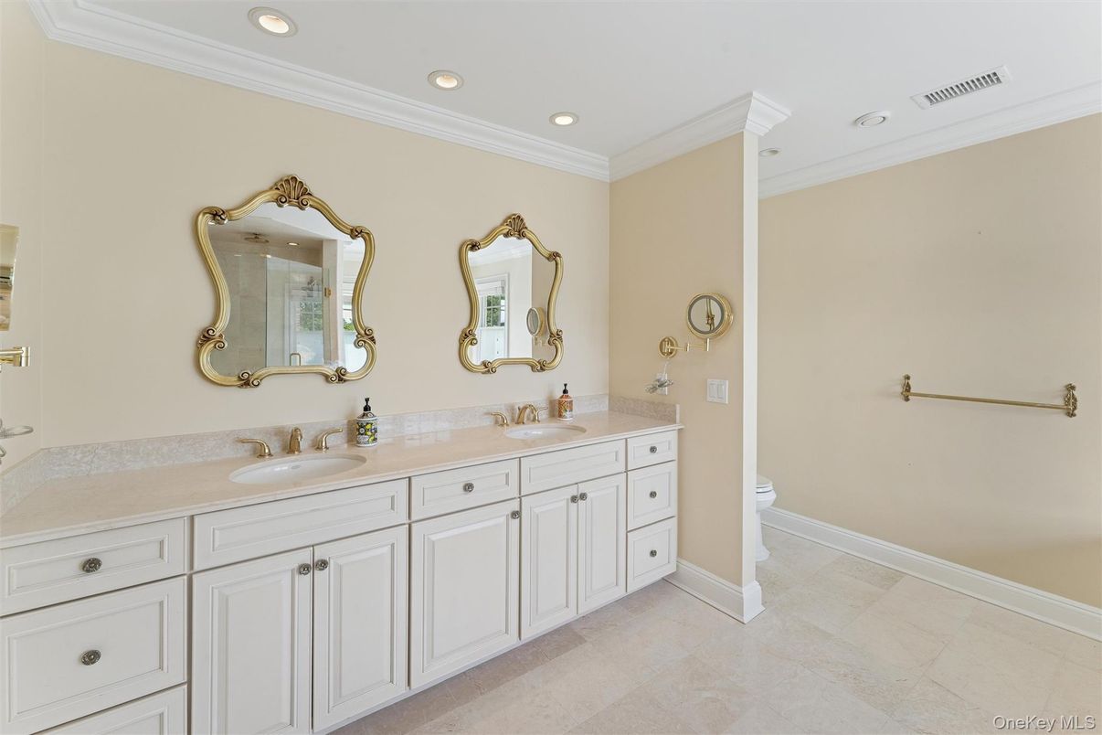 Bathroom, Dual Sink Vanities, Interior, Recessed Lighting
