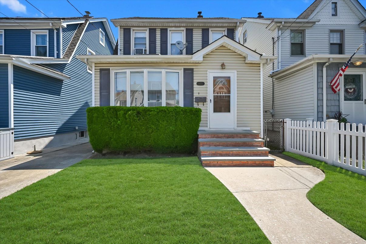 Exterior, Facade, Queen Anne Victorian