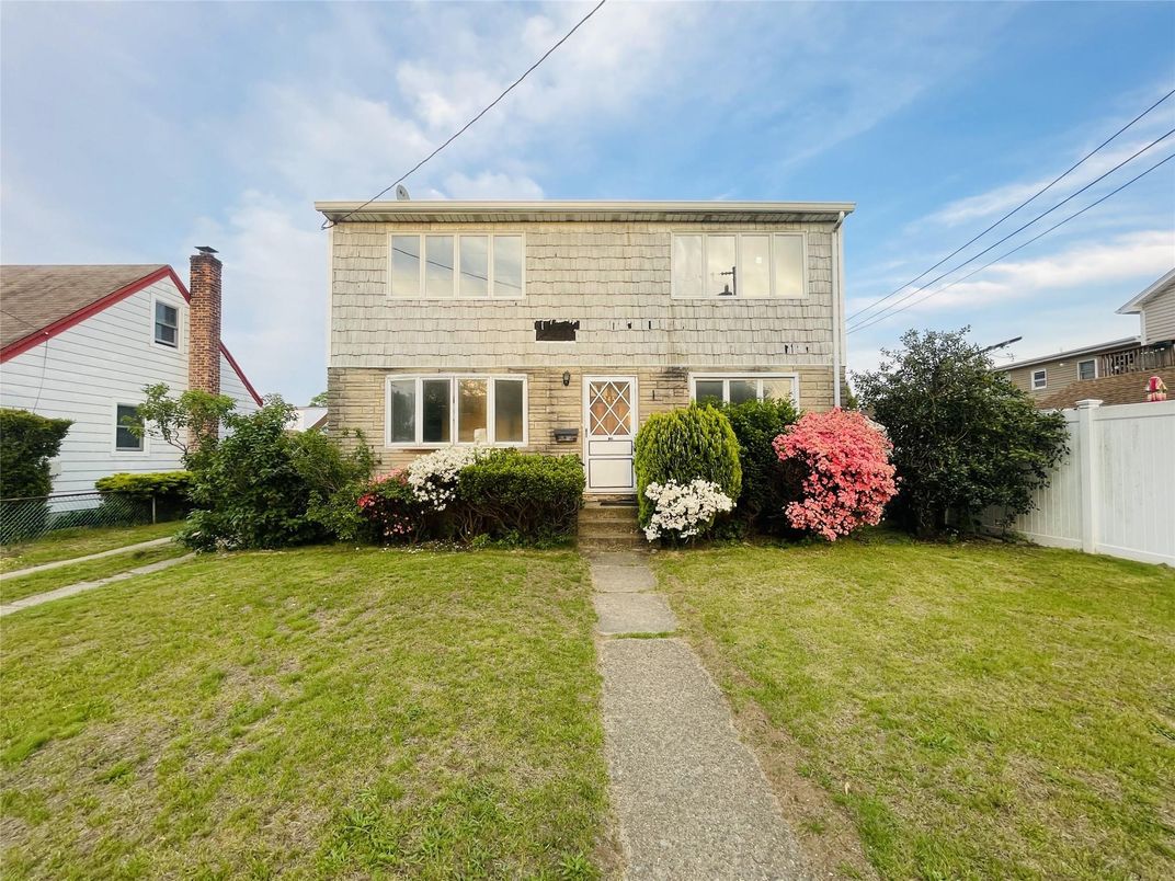 Backyard, Exterior, Facade, Split Level