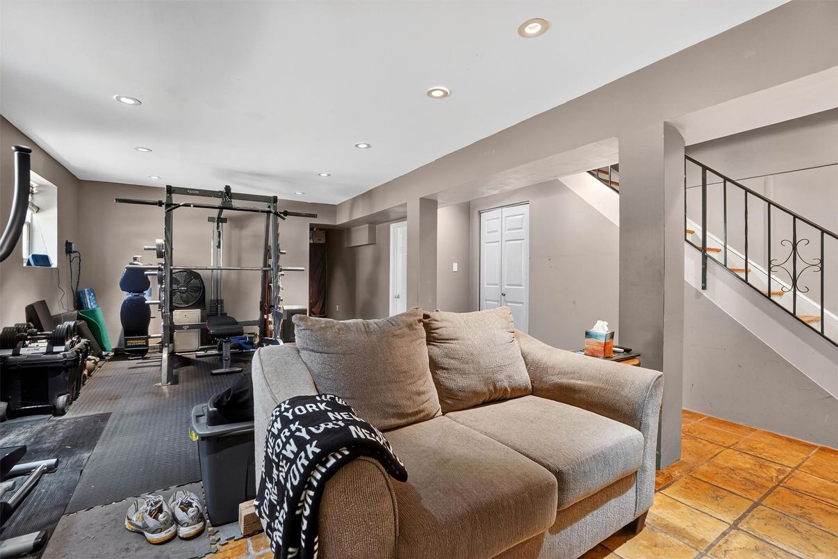 Fitness Equipment, Interior, Living room, Recessed Lighting