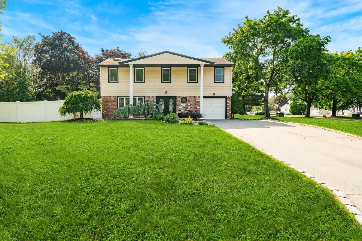 Attached, Exterior, Facade, Brick Facade, Raised Ranch