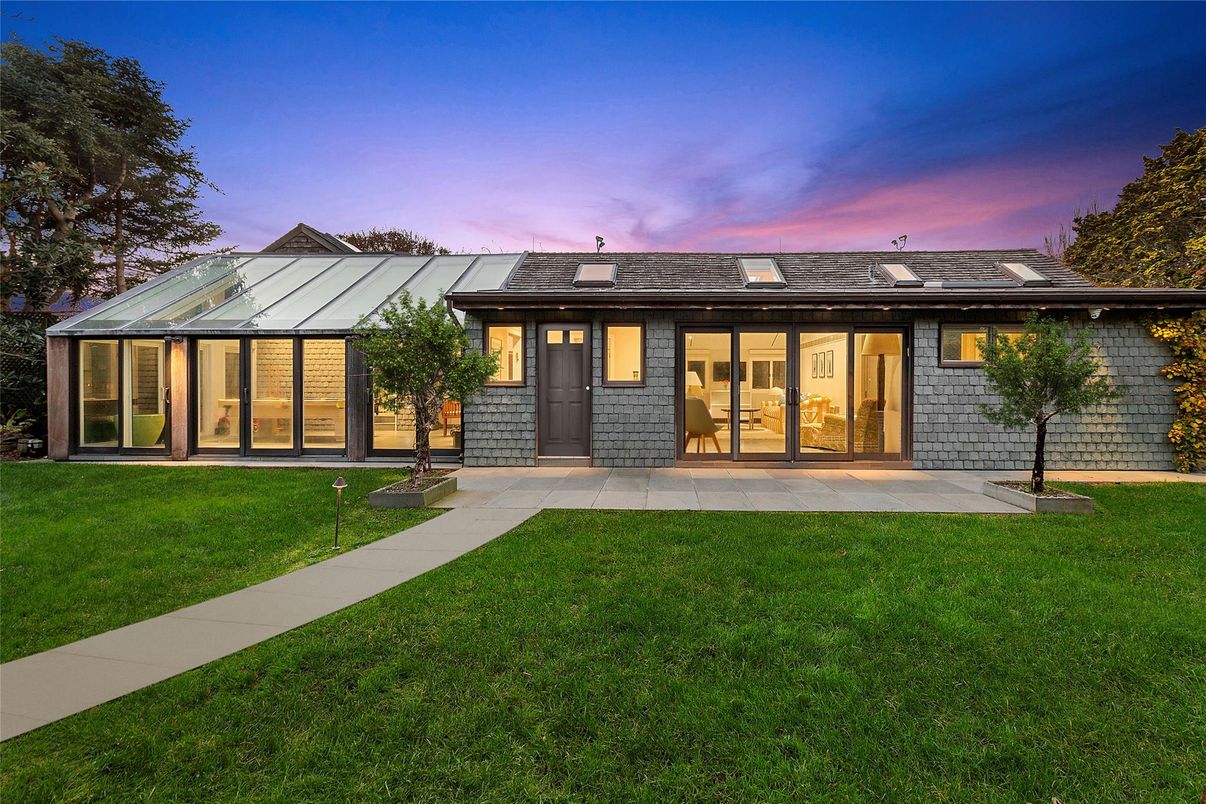 Backyard, Exterior, Facade, Solar Panels, Modern