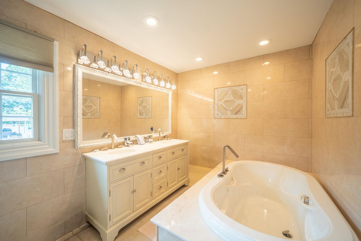 Bathroom, Dual Sink Vanities, Interior, Recessed Lighting