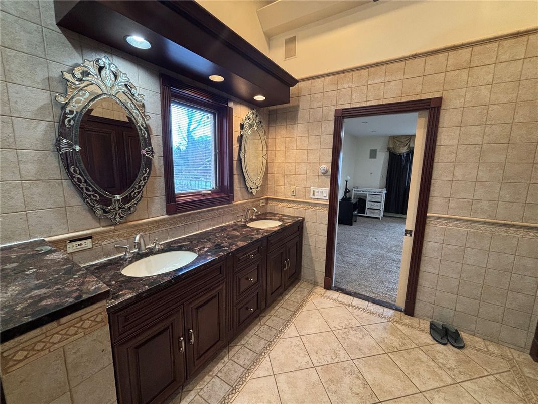 Bathroom, Dual Sink Vanities, Interior, Recessed Lighting