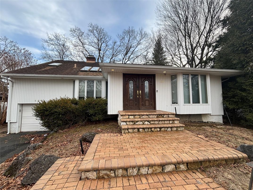 Attached, Exterior, Facade, Ranch