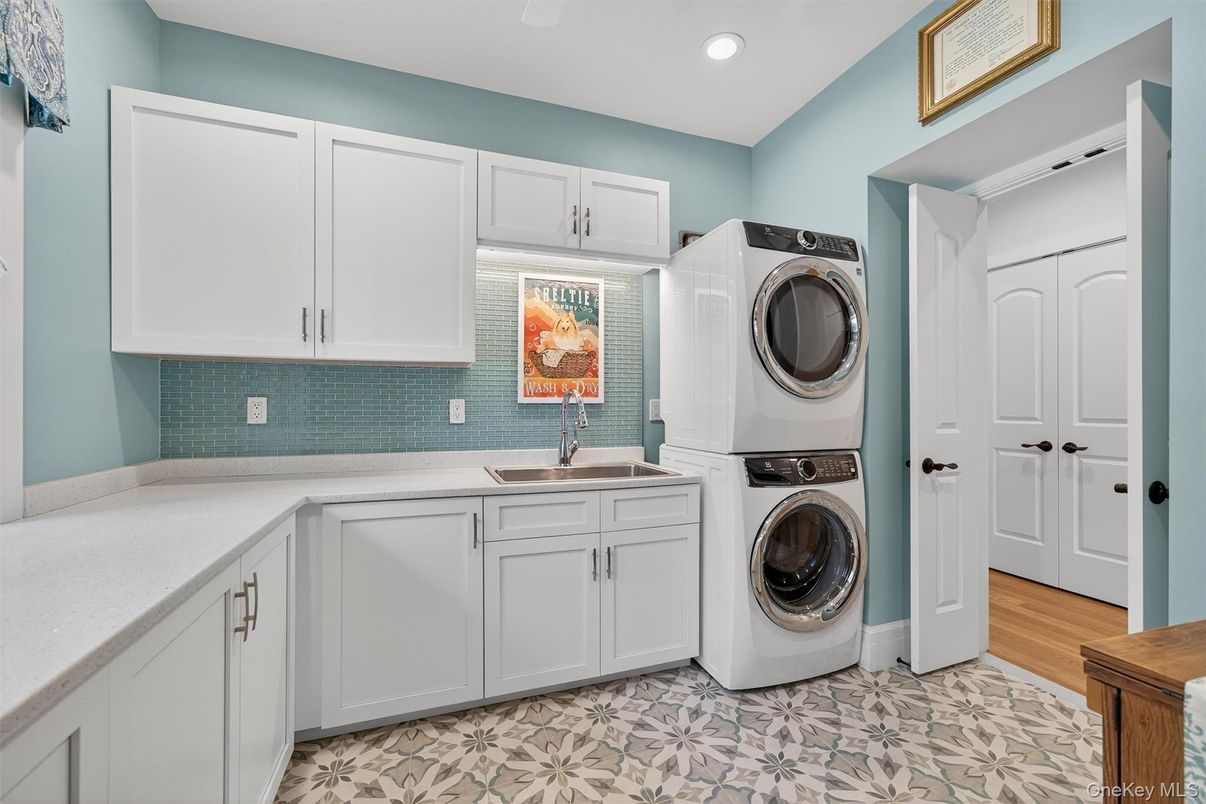 Interior, Recessed Lighting, Washer, Wood Texture Flooring