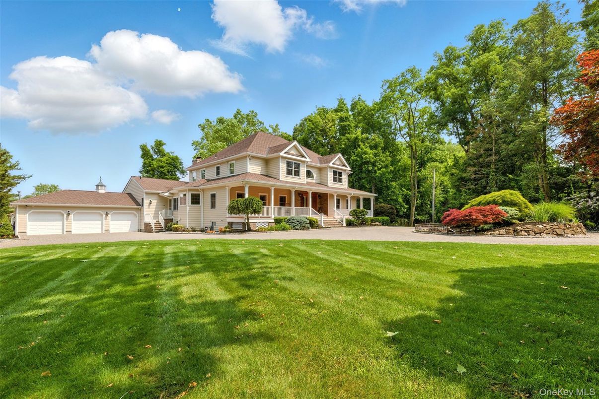 Attached, Backyard, Exterior, Facade, Queen Anne Victorian