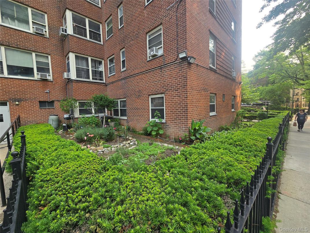 Exterior, Facade, Brick Facade, Rowhouse