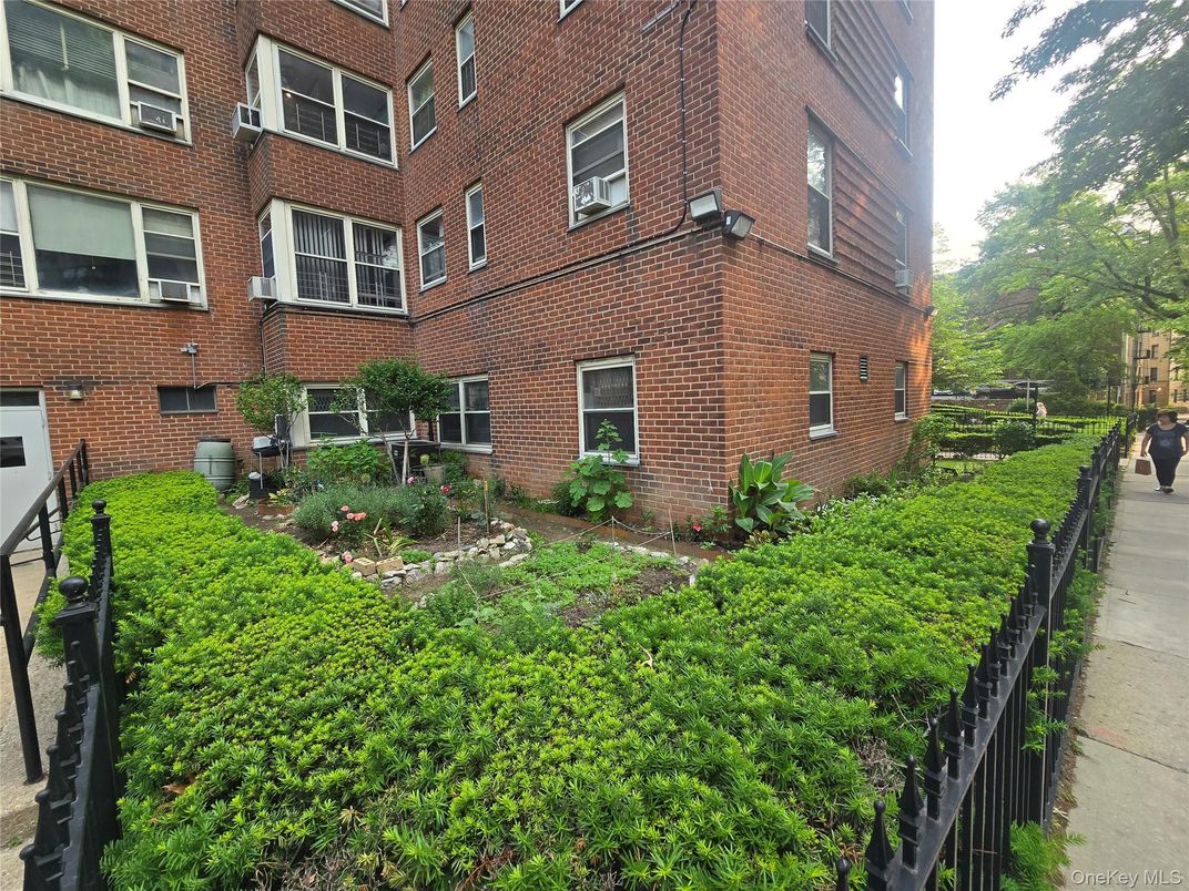 Exterior, Facade, Brick Facade, Rowhouse