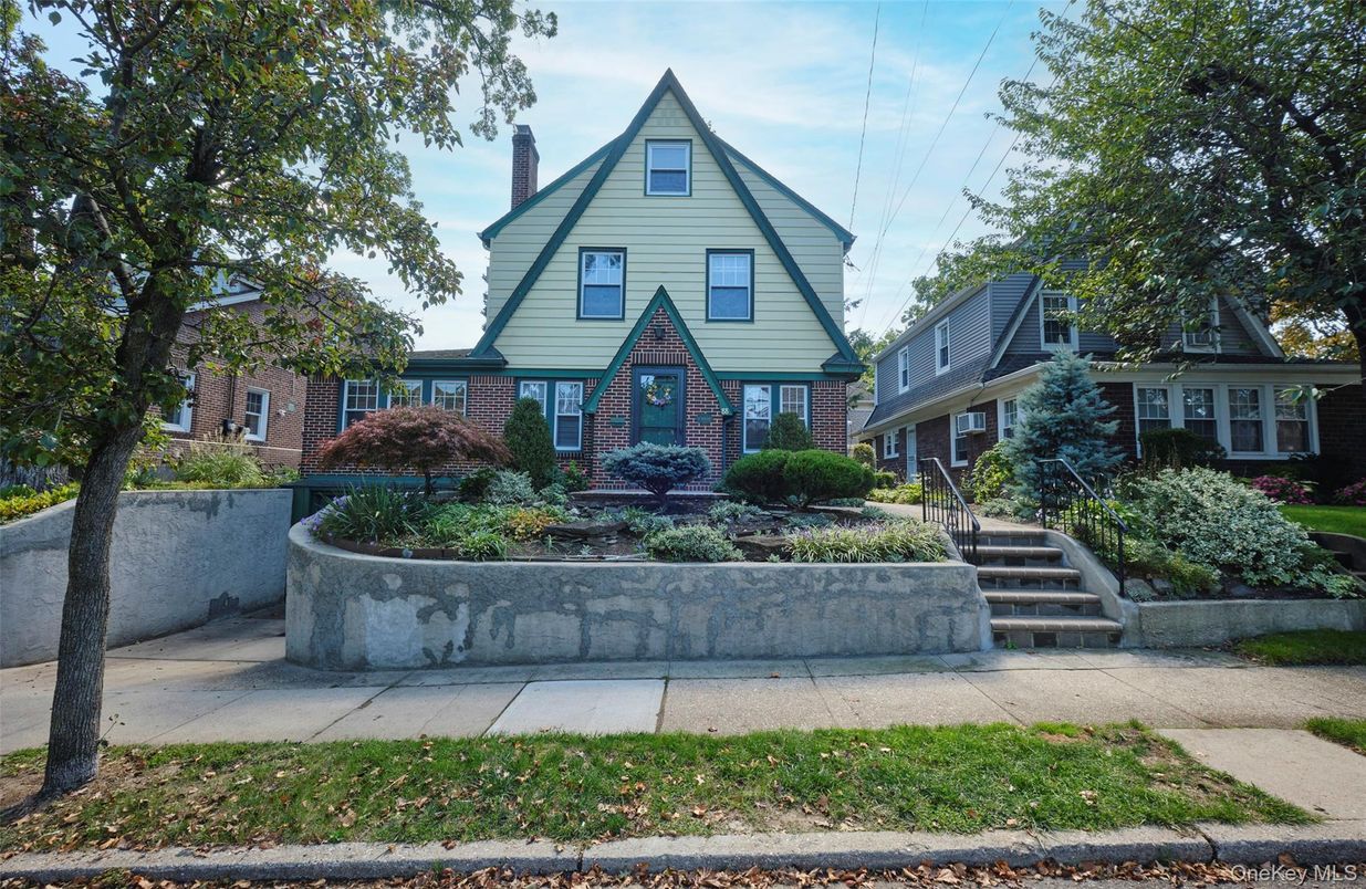 Exterior, Facade, Brick Facade, Queen Anne Victorian