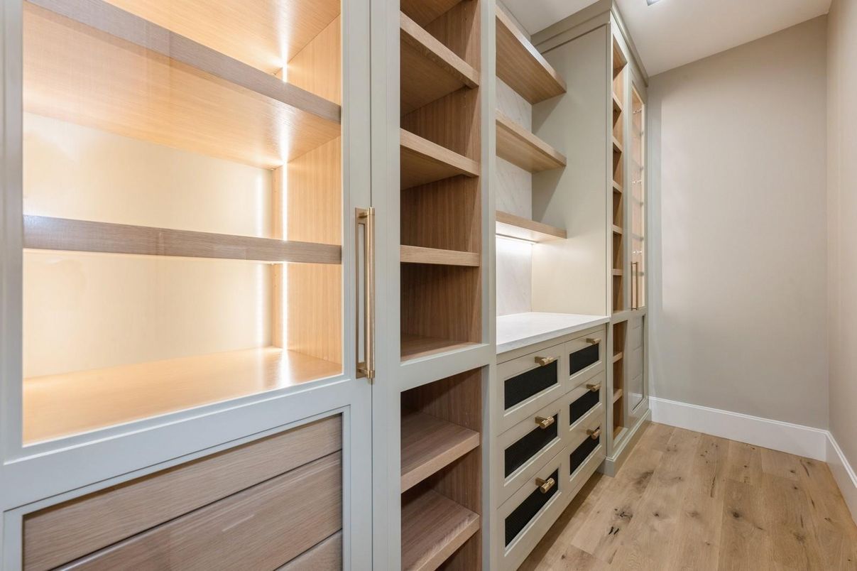 Interior, Walk-in Closets, Wood Texture Flooring
