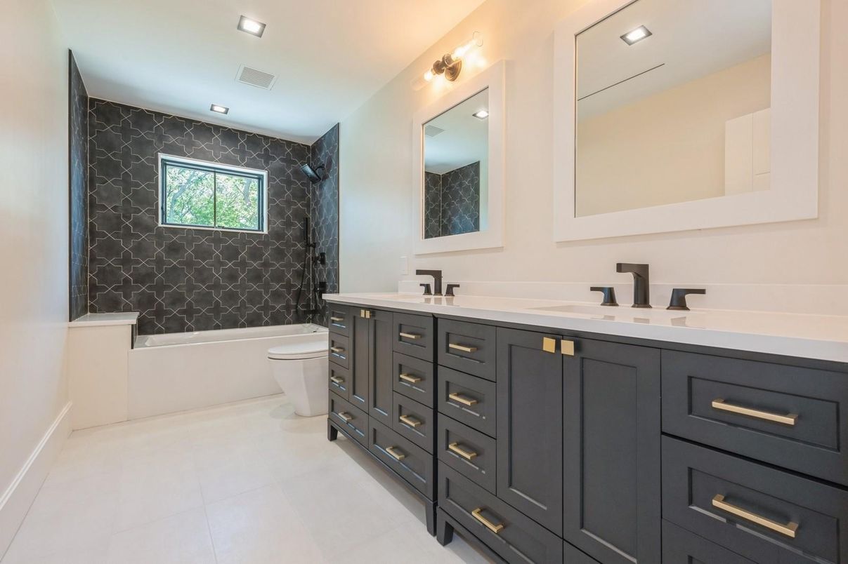 Bathroom, Dual Sink Vanities, Interior, Recessed Lighting