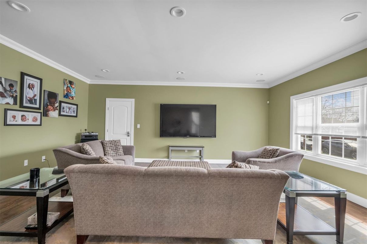 Interior, Living room, Recessed Lighting, Wood Texture Flooring