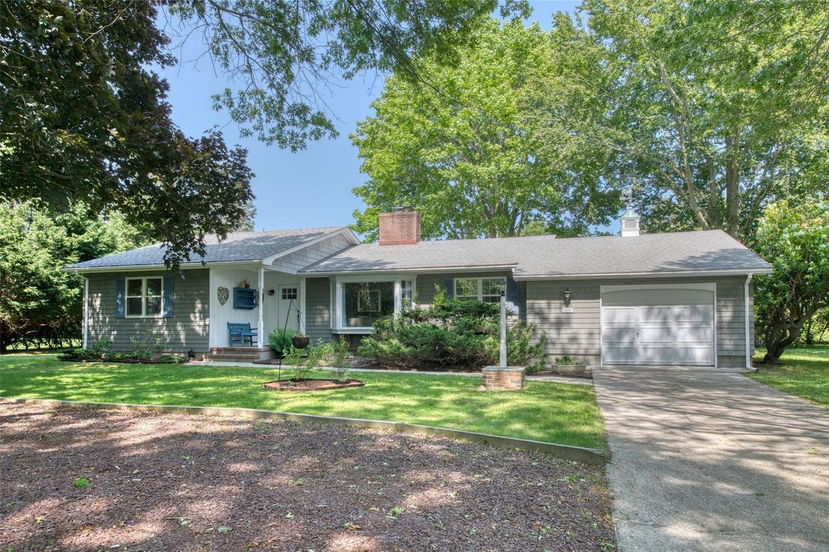 Attached, Exterior, Facade, Ranch
