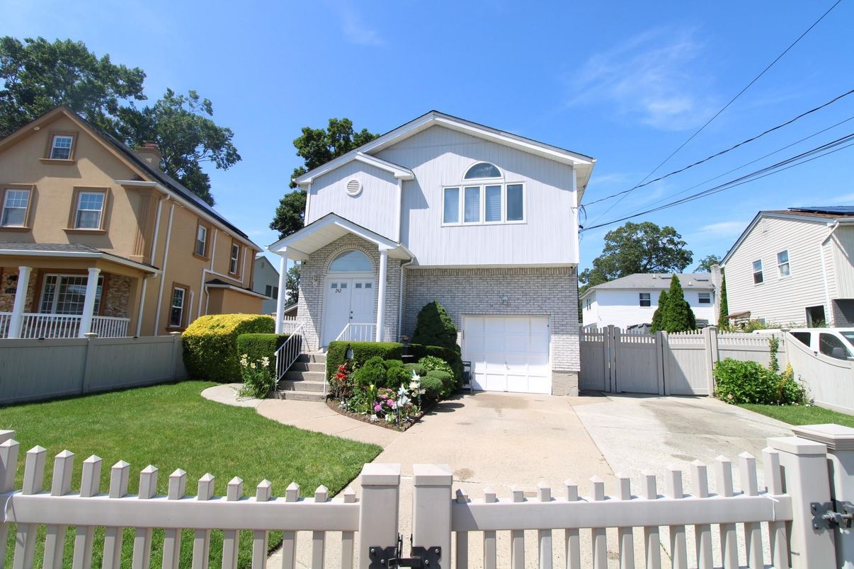 Attached, Exterior, Facade, Brick Facade, Farmhouse