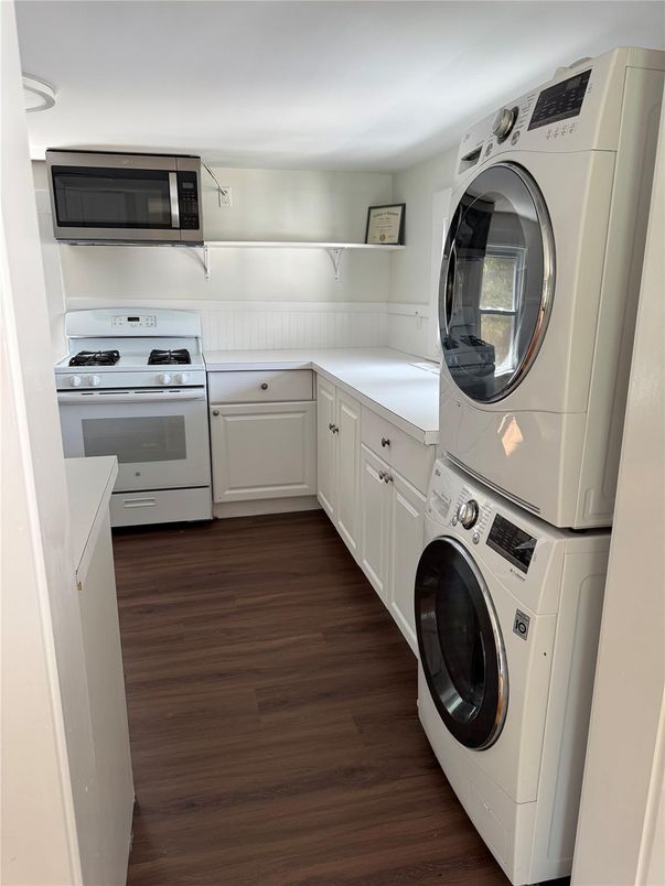 Interior, Kitchen, Utility Closets, Washer, Wood Texture Flooring