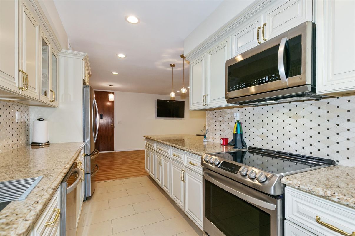 Interior, Kitchen, Pendant Lights, Recessed Lighting, Stainless Steel Appliances