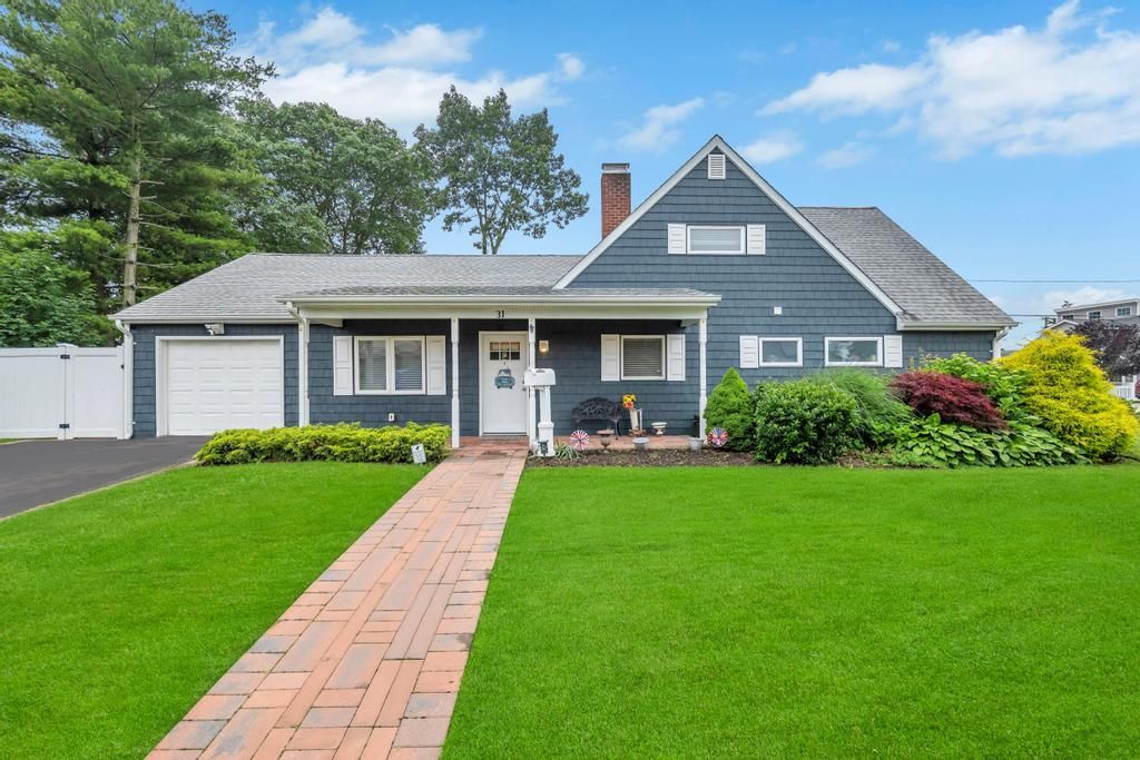 Attached, Exterior, Facade, Ranch