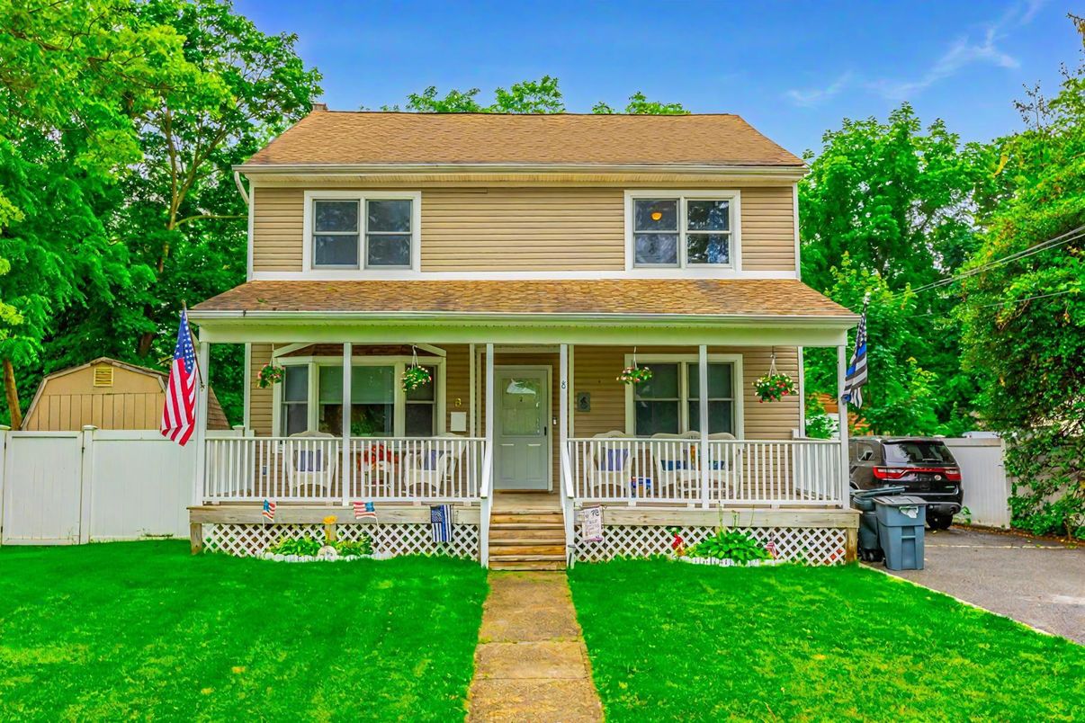 Exterior, Facade, American Foursquare