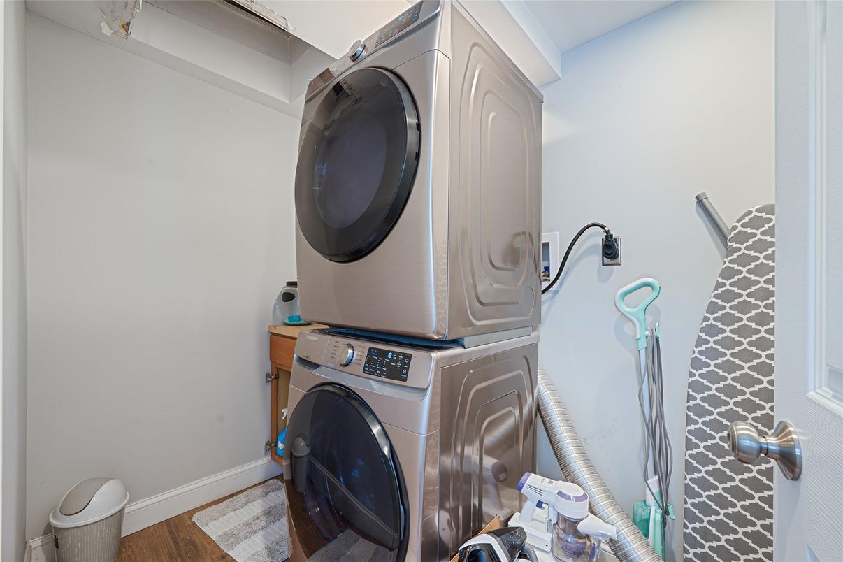 Interior, Washer, Wood Texture Flooring