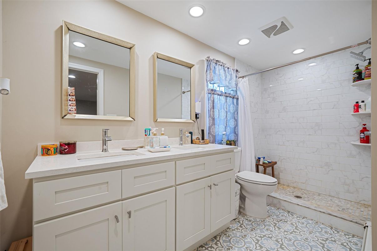 Bathroom, Dual Sink Vanities, Interior, Recessed Lighting