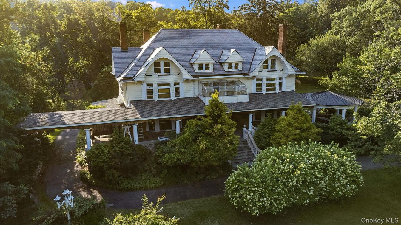 Exterior, Facade, Queen Anne Victorian