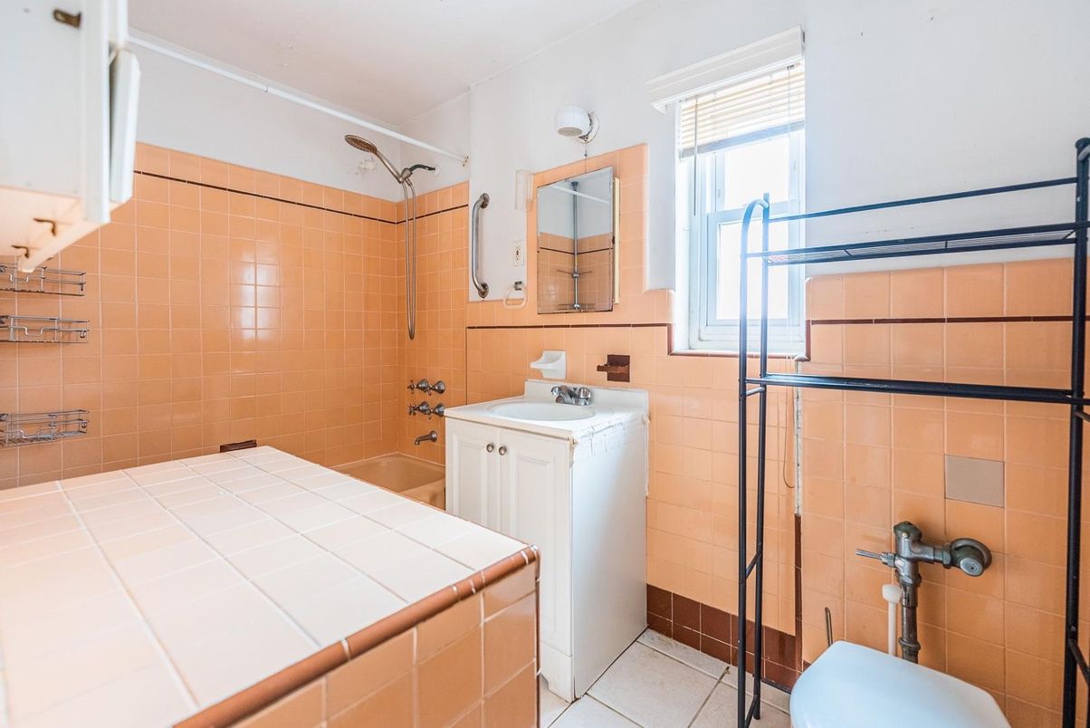 Bathroom, Interior, Tile Countertops