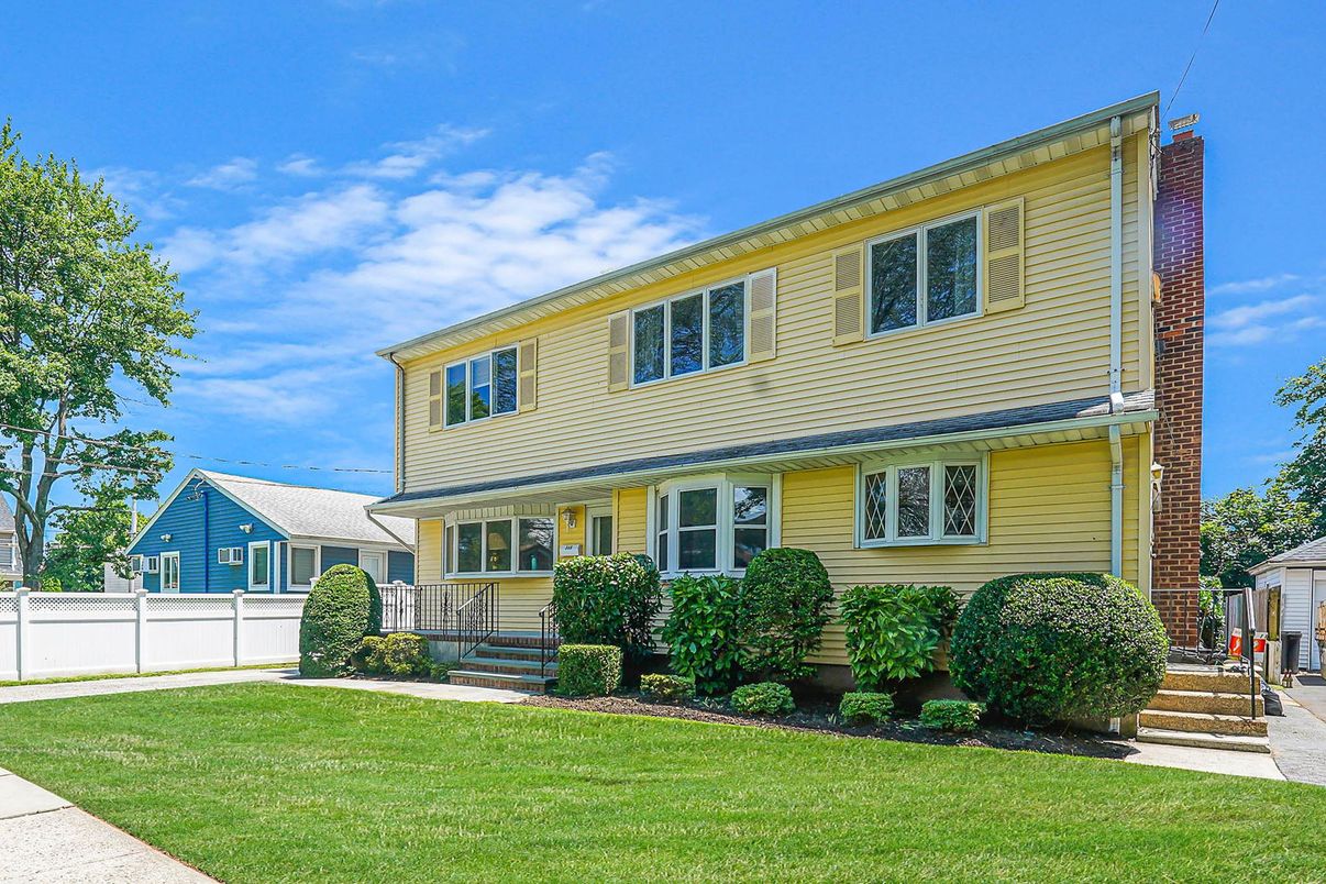 Exterior, Facade, Split Level