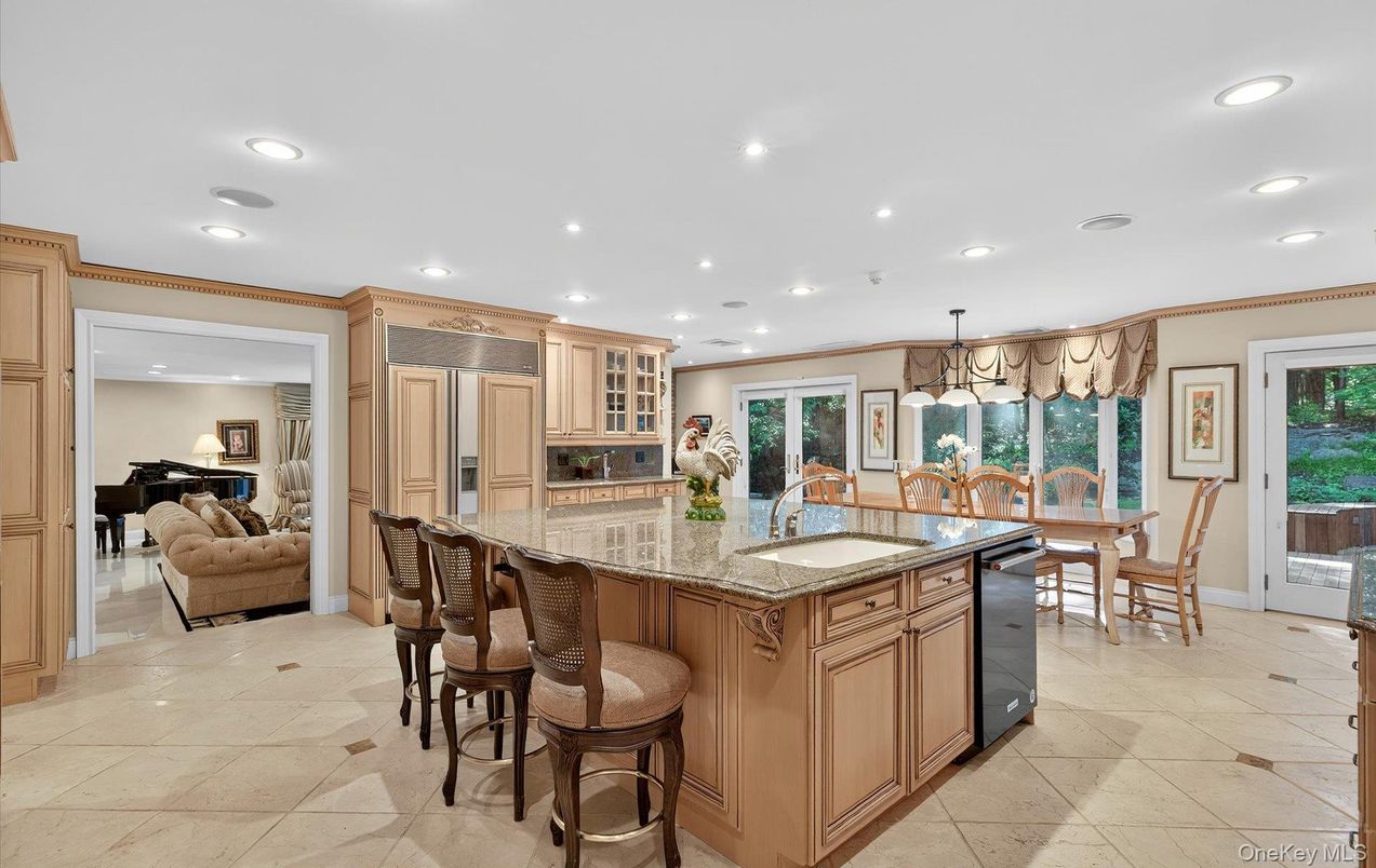 Dining room, Interior, Kitchen, Pendant Lights, Piano, Recessed Lighting