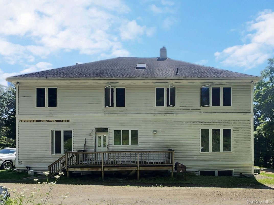 Exterior, Facade, Raised Ranch