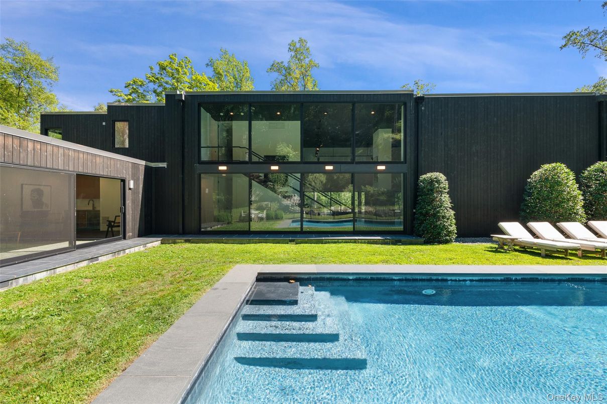 Backyard, Exterior, Facade, Pool, Modern