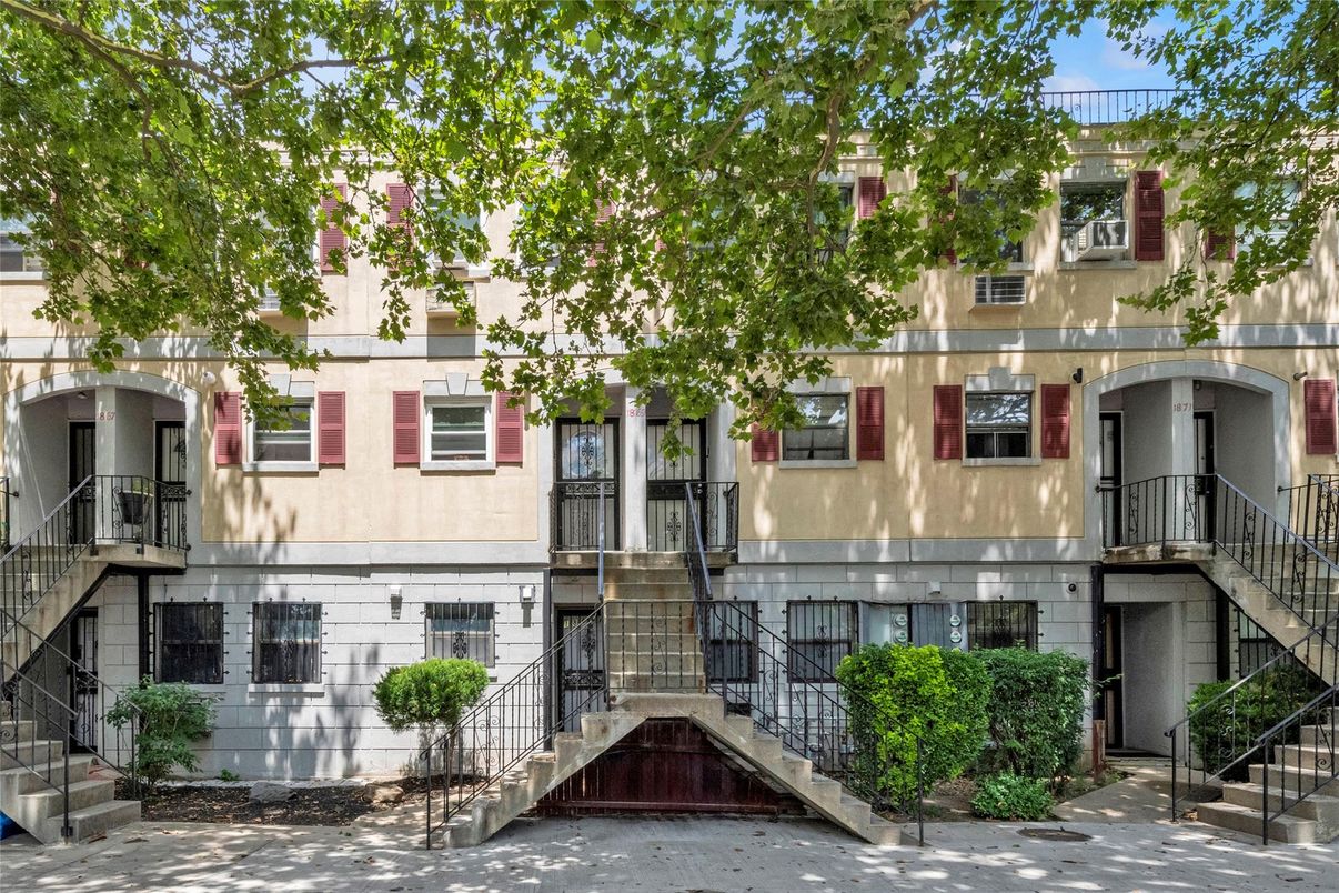 Exterior, Facade, Rowhouse